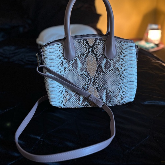 ✨ Pre-Loved A New Day Faux Snakeskin Crossbody ✨ - Picture 3 of 6